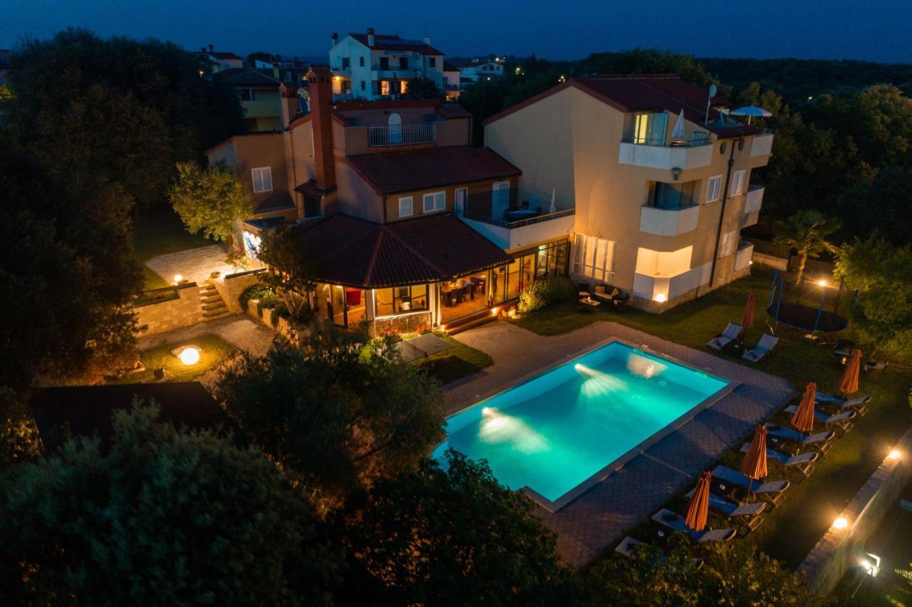 Guesthouse "Barboska" - Big Outdoor Swimming Pool & Private Tennis Court Vodnjan Exterior foto